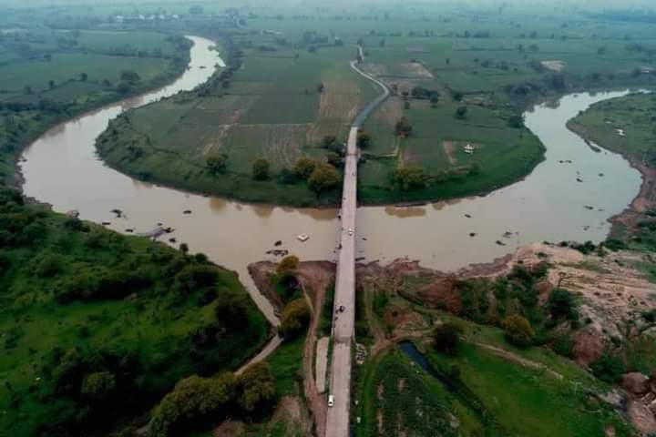 Baijnat44792449's tweet photo. चंबल नदी ने धरा त्रिशूल का रूप, आसमानी नजरों से करें धाम के दर्शन
चंबल नदी की धारा के बीचों बीच स्थित हैं श्री जलेश्वर बाबा, यहां चंबल नदी त्रिशूल के आकार में बहती है, प्राकृतिक की खूबसूरती कहें या बाबा का प्रताप, बाएं ओर से देखने पर ॐ स्वरूप में धारा के दर्शन होते हैं
#महादेव 🚩 https://t.co/jo6Ylhpt9G