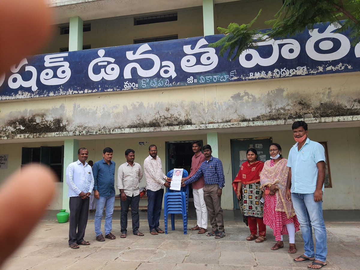 pulleddulasati1's tweet image. అయ్యా @TelanganaCMO @KTRTRS మీకు 1జులై2018 తర్వాత కొలువేక్కిన 50 వేల మంది  తరపున వినతి చేస్తున్నా #PRC లో మాకు 30% ఫిట్ మెంట్ ఇయ్యాలని కోరుతున్నాను. అందరికీ ఇచ్చారు మమ్మల్ని మరిచారు. మాకు ఇయ్యుండ్రీ అని మీకు  వినతి చేస్తున్నాము #prc_to_post2018employees