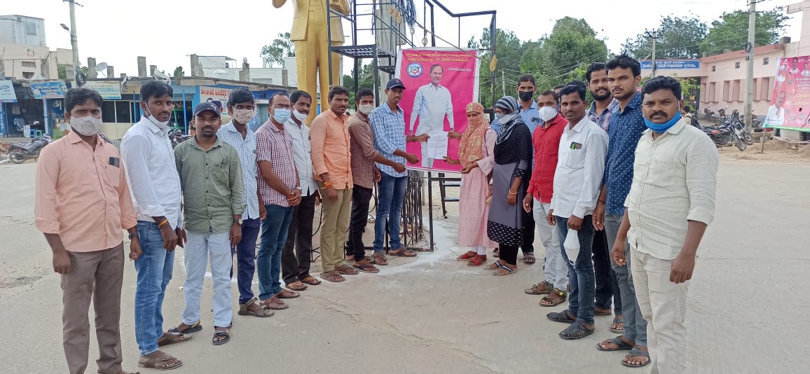 pulleddulasati1's tweet image. అయ్యా @TelanganaCMO @KTRTRS మీకు 1జులై2018 తర్వాత కొలువేక్కిన 50 వేల మంది  తరపున వినతి చేస్తున్నా #PRC లో మాకు 30% ఫిట్ మెంట్ ఇయ్యాలని కోరుతున్నాను. అందరికీ ఇచ్చారు మమ్మల్ని మరిచారు. మాకు ఇయ్యుండ్రీ అని మీకు  వినతి చేస్తున్నాము #prc_to_post2018employees