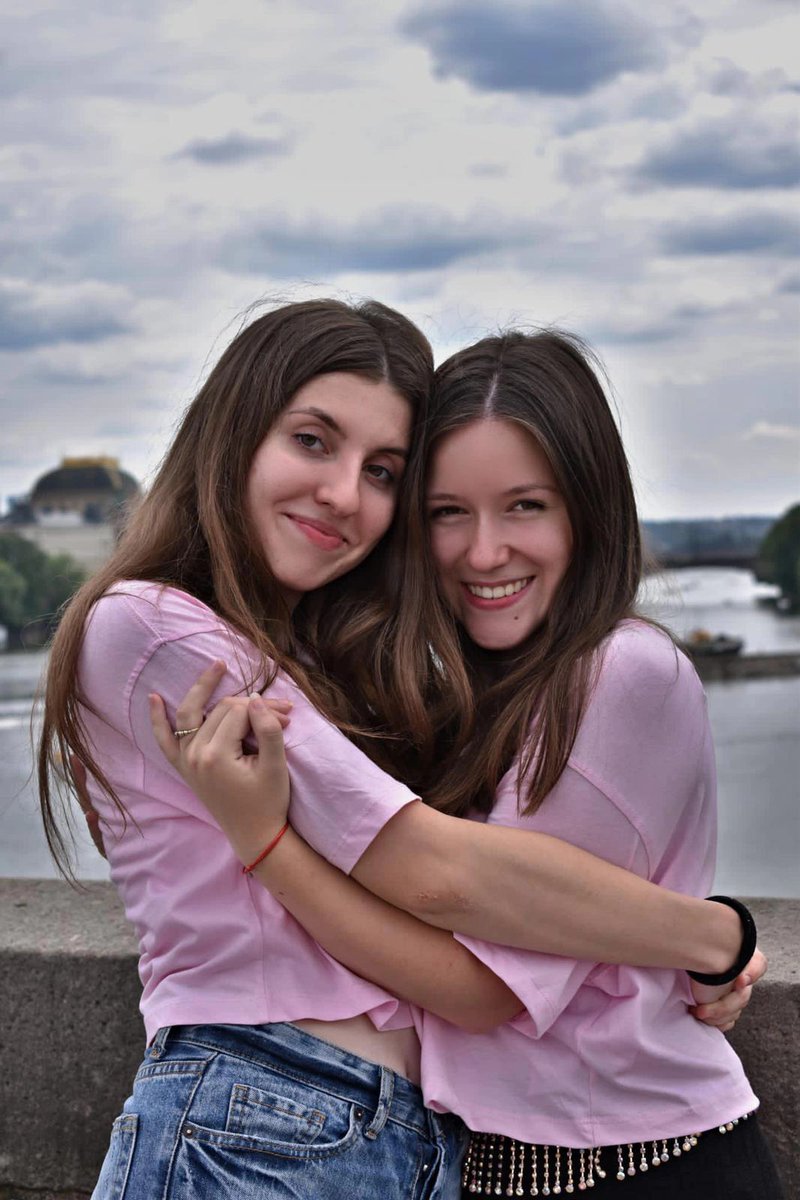 BARI_SPALDONOVA's tweet photo. ¡Hola @TiniStoessel ❤
¡Porque te extrañamos mucho, estamos organizando un encuentro de Tinistas! ❤
¡Te amamos mucho y te enviamos cariño desde la República Checa!
¡Nuestra amiga celebró su cumpleaños durante la reunión Tinistas!(@luciehejnikova)
¡Ella estaba sorprendida!
Te amo https://t.co/qYiafrpqAR