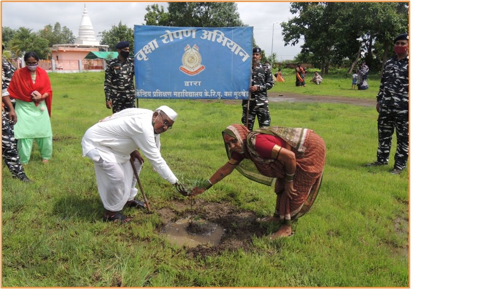 ctccrpfmudkhed's tweet photo. #CRPFGreenBootPrints
#CAPFEcoWarriors
#CAPFGreenWarriors
#PrakritikePehredar
#SaveNatureSaveFuture
#Forest4Future
MEGA PLANTATION DRIVE-2021 BY OFFICERS AND FAMILY MEMBERS OF CTC-3 MUDKHED ON 25/07/2021 https://t.co/6f9yROU7k2