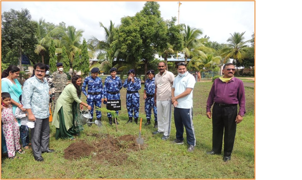 ctccrpfmudkhed's tweet photo. #CRPFGreenBootPrints
#CAPFEcoWarriors
#CAPFGreenWarriors
#PrakritikePehredar
#SaveNatureSaveFuture
#Forest4Future
MEGA PLANTATION DRIVE-2021 BY OFFICERS AND FAMILY MEMBERS OF CTC-3 MUDKHED ON 25/07/2021 https://t.co/6f9yROU7k2