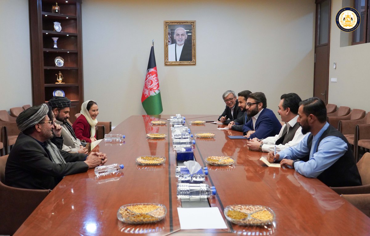 نماینده‌گان دایکندی در دیدار با داکتر حمدالله محب مشاور امنیت ملی درباره امنیت و حکومتداری صحبت و پیشنهادهای‌شان را در این زمینه ارائه کردند.
حمایت از نیروهای امنیتی و جمهوریت، محور دیگر سخنان وکلا بود.
در پایان مشاور امنیت ملی وعده سپرد که پیشنهادهای آنان در نظر گرفته خواهد شد.