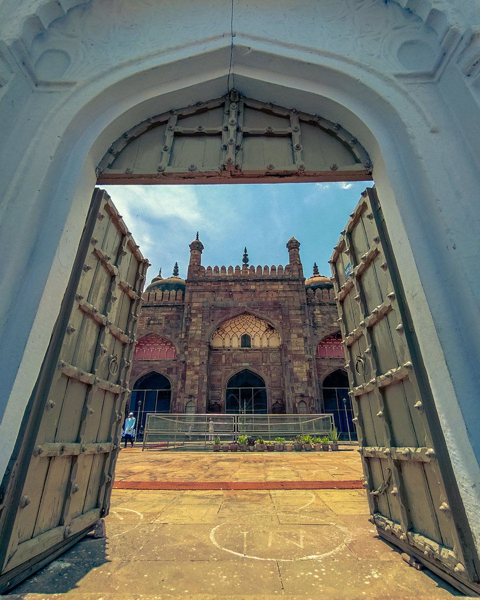 Photographervns's tweet photo. 📸 Red fort was visible from this mosque in Varanasi 🕌 
For full story visit https://t.co/MHJHjWpEM2 📸
TAGS : #mosque #alamgir #aurangzeb #colourgrading #POCOX2 #shotonpoco #lightroom #photographerbanarasi https://t.co/nL96Ihorgs