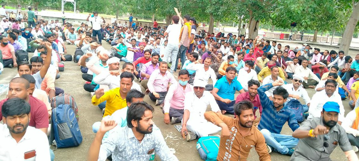 Ashwani59532667's tweet photo. #योग्यता_करे_पुकार_137000_पूरी_करे_सरकार 
@myogiadityanath 
@CMOfficeUP 
@drdwivedisatish 
@kpmaurya1 
@ndtv 
@khansirpatna 
@samachar_bharat
@uppolitics2022 
For 22k Ability of up teachers are struggling on Lucknow eco garden, on the residence of education minister . https://t.co/wt1mDfA9gm