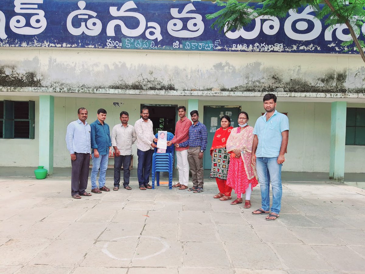 klaxman0051's tweet photo. అయ్యా @eenadulivenews @sakshinews @prabhathavelugu  @ntdailyonline  #TS తోలి #PRC 9 లక్ష ల ఉద్యోగులకు,కాంట్రాక్ట్ వోల్లకు సర్పంచ్లకు వొచ్చింది కాని 1జూలై2018 తర్వాత కొలువెక్కిన 50 వేల మంది మి మాకు రాలే మా సంగతి పెద్దది చేసి చెప్పండి #prc_to_post2018employees https://t.co/SrDO55BuqR