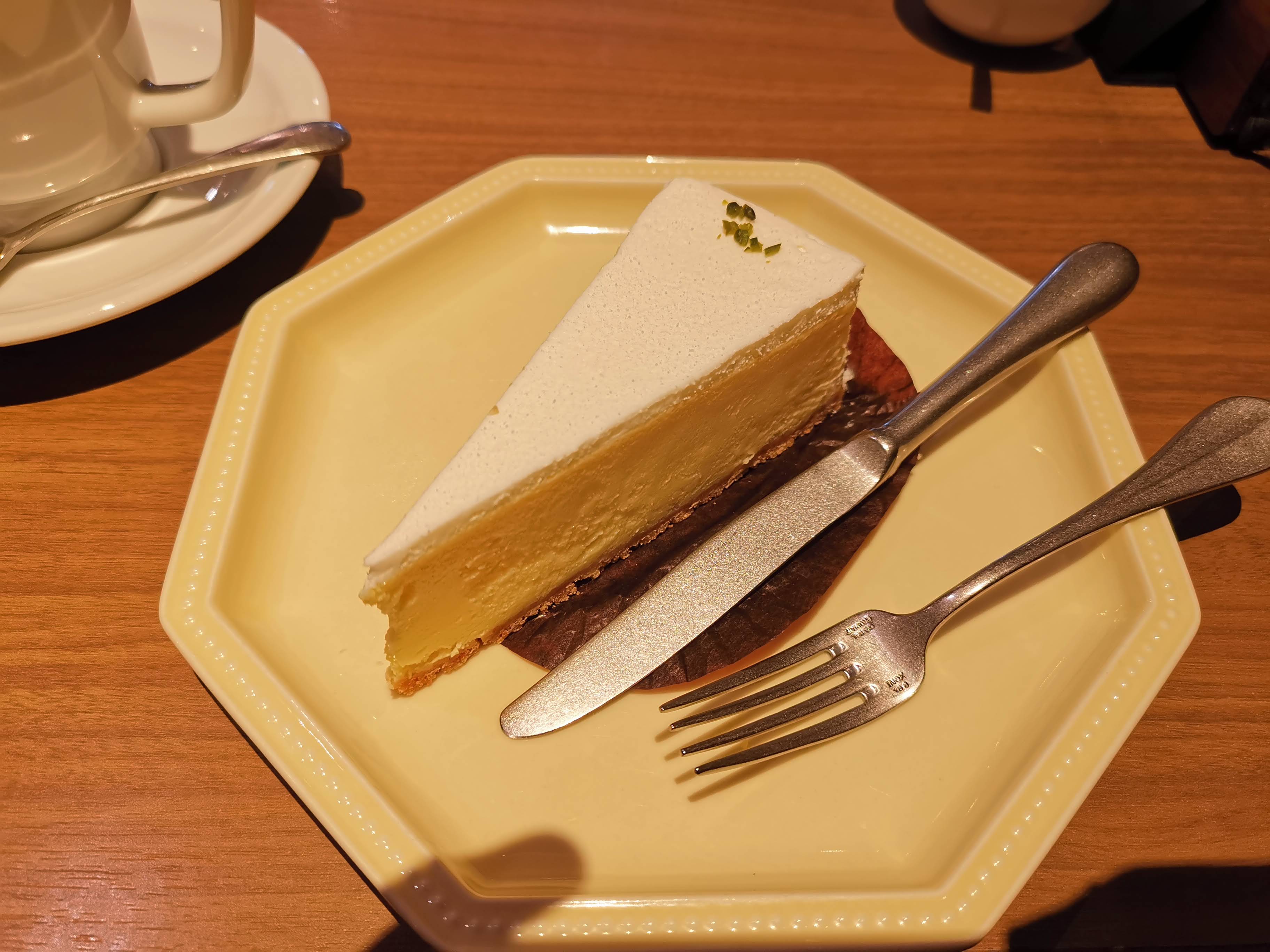 かなざわ チーズケーキ ドトール珈琲店はドトール珈琲農園とコンセプトが同じのようです チーズケーキ は表面にホイップをのせたベイクドチーズケーキです 普通のドトールとも違い 系列のエクセルシオールともコロラドとも違います お皿 カトラリーは