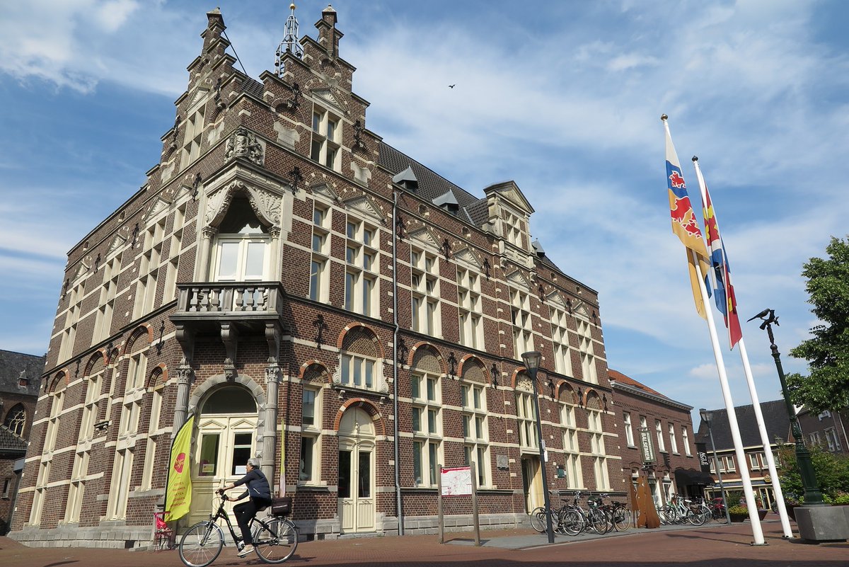 Als onderdeel van het Programma Centrum Echt starten in het najaar de werkzaamheden voor de aanleg van de verlengde Diepstraat. Via een nieuwsbrief houden we de omliggende bedrijven en omwonenden op de hoogte over de planning, fasering en omleidingsroutes. bit.ly/3l0SJRD