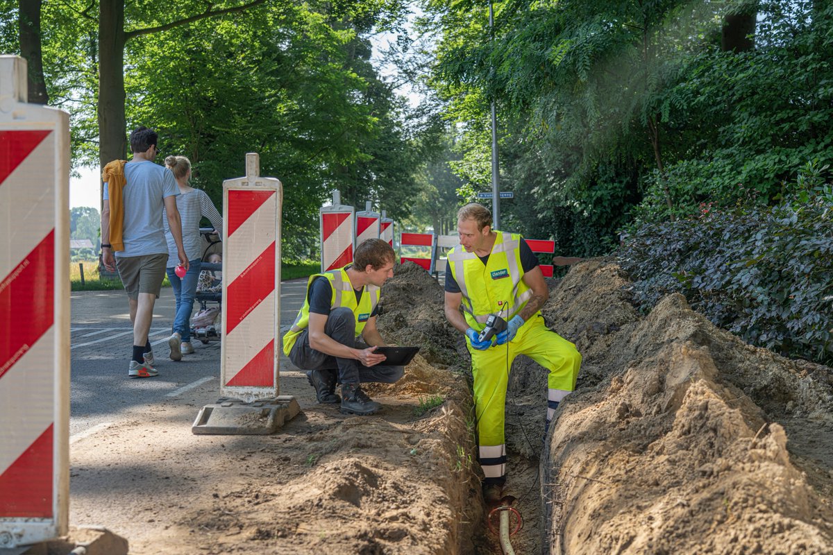 Alliander heeft in het eerste halfjaar 2021 meer geïnvesteerd in de netten, maar desondanks kunnen we de snelheid van de energietransitie moeilijk bijhouden. Bekijk het #nieuwsbericht: alliander.com/nl/nieuws/scha… #halfjaarcijfers #energieverdientaandacht #energietransitie