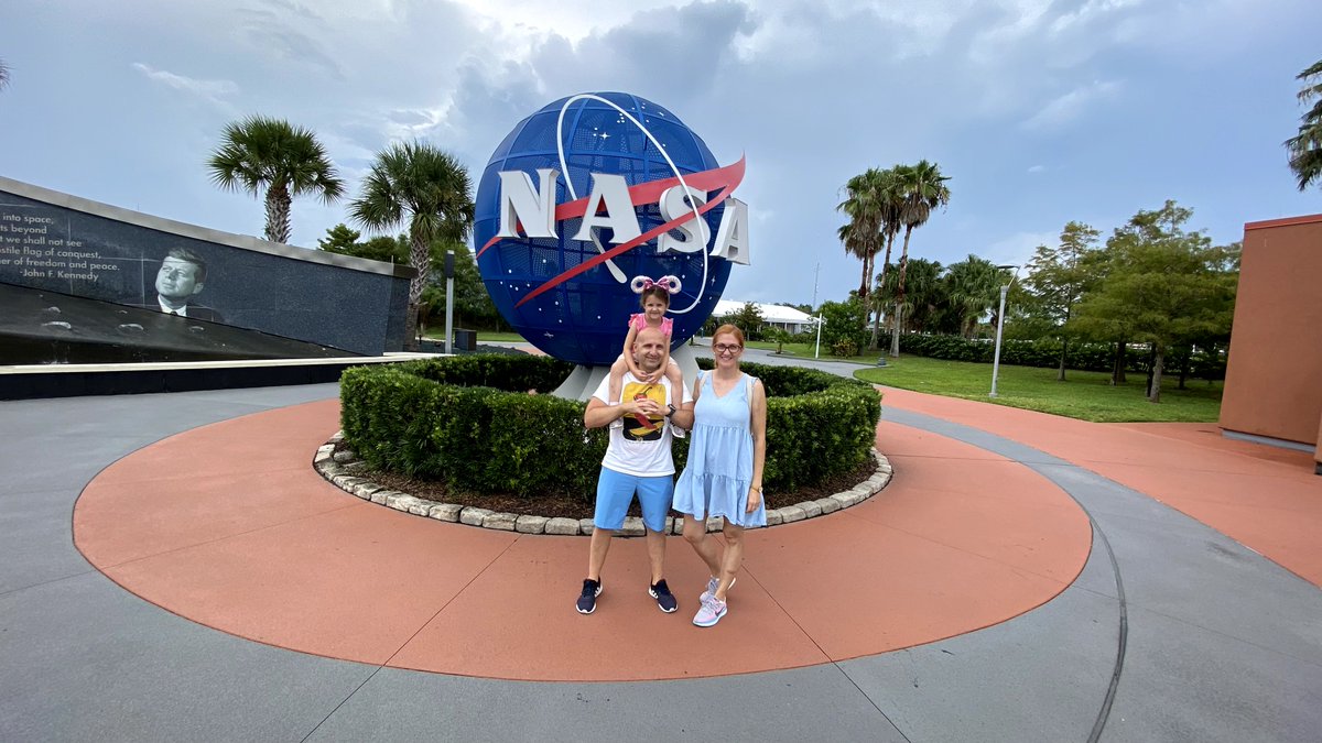 SpiceFctry's tweet photo. Our CEO @zikicmilos seems to have a cunning plan to be the third in line to fly to Space 🚀🚀, backed by his lovely family 👨‍👩‍👧
Greetings from the USA 👋
#spfr #NewUSAVenture #CEOlife https://t.co/VXbkPiMFwS