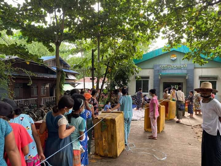MiaLinn2's tweet photo. On July28, the Kwan Anawar Company in Pathein, Ayeyarwady Region, donated over 1,000 kilograms of fish &amp; prawns to the YaMaNya Ward basic handicraft people. #July29Coup  #WhatsHappeningInMyanmar https://t.co/My84eLfqu5