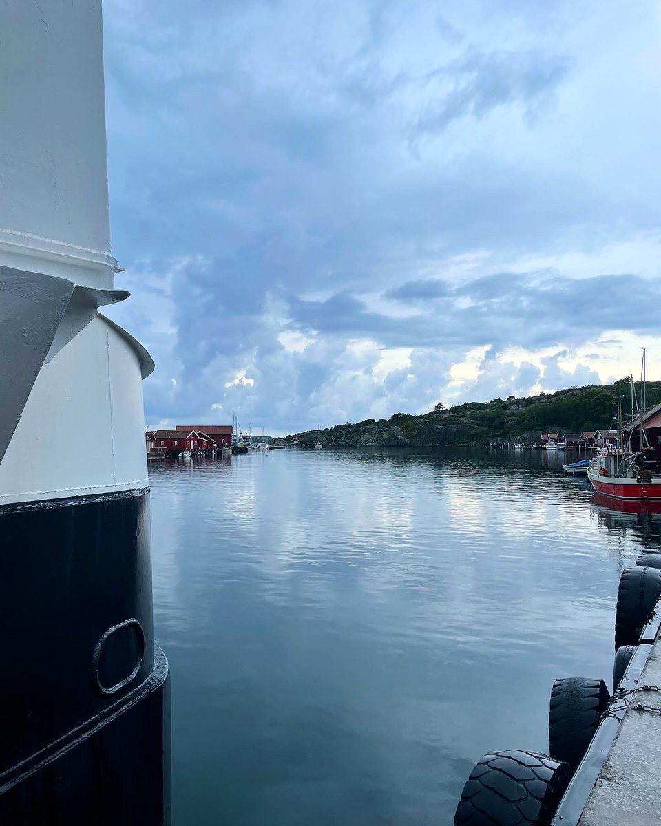 KosterhavetsEko's tweet photo. Godsfärjan levererar varor i ett lugnt kostersund 2021-07-29 ⚓️💛🙏 https://t.co/ebkHUiSOSb