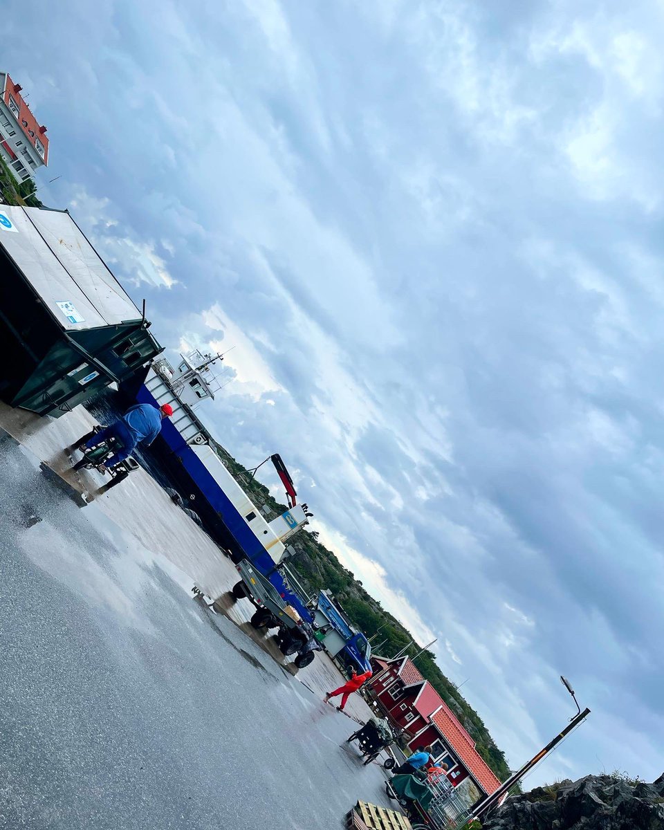 Godsfärjan levererar varor i ett lugnt kostersund 2021-07-29 ⚓️💛🙏