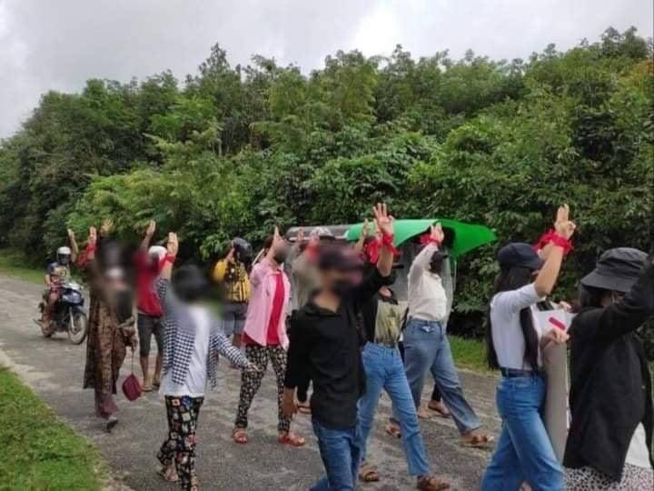 MiaLinn2's tweet photo. Locals from Paung Tsp in Mon State staged a protest calling for the military dictatorship to be deposed immediately. #July29Coup  #WhatsHappeningInMyanmar https://t.co/eBjgQ2DAmq