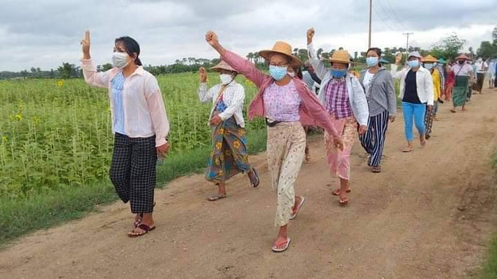 MiaLinn2's tweet photo. As the 141st day of protests, villagers from Yinmarpin &amp; Salingyi in Sagaing Division staged a collective villages strike. #July29Coup  #WhatsHappeningInMyanmar https://t.co/TLF8F2hHNm