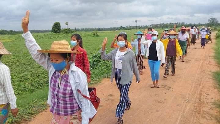 MiaLinn2's tweet photo. As the 141st day of protests, villagers from Yinmarpin &amp; Salingyi in Sagaing Division staged a collective villages strike. #July29Coup  #WhatsHappeningInMyanmar https://t.co/TLF8F2hHNm