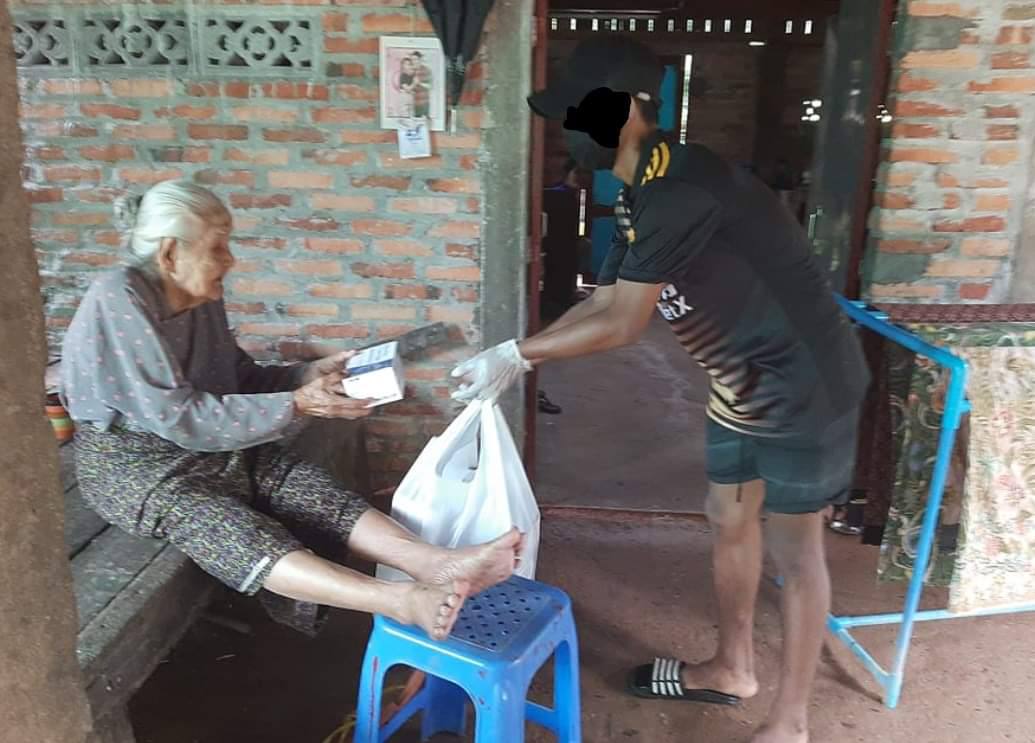 Thuthusj's tweet photo. Youths donated masks to protect COVID in Mindat village, #ThaYetChaung tsp, #Tanintharyi region. #July29Coup  #WhatsHappeningInMyanmar https://t.co/CKlBUCfOzC