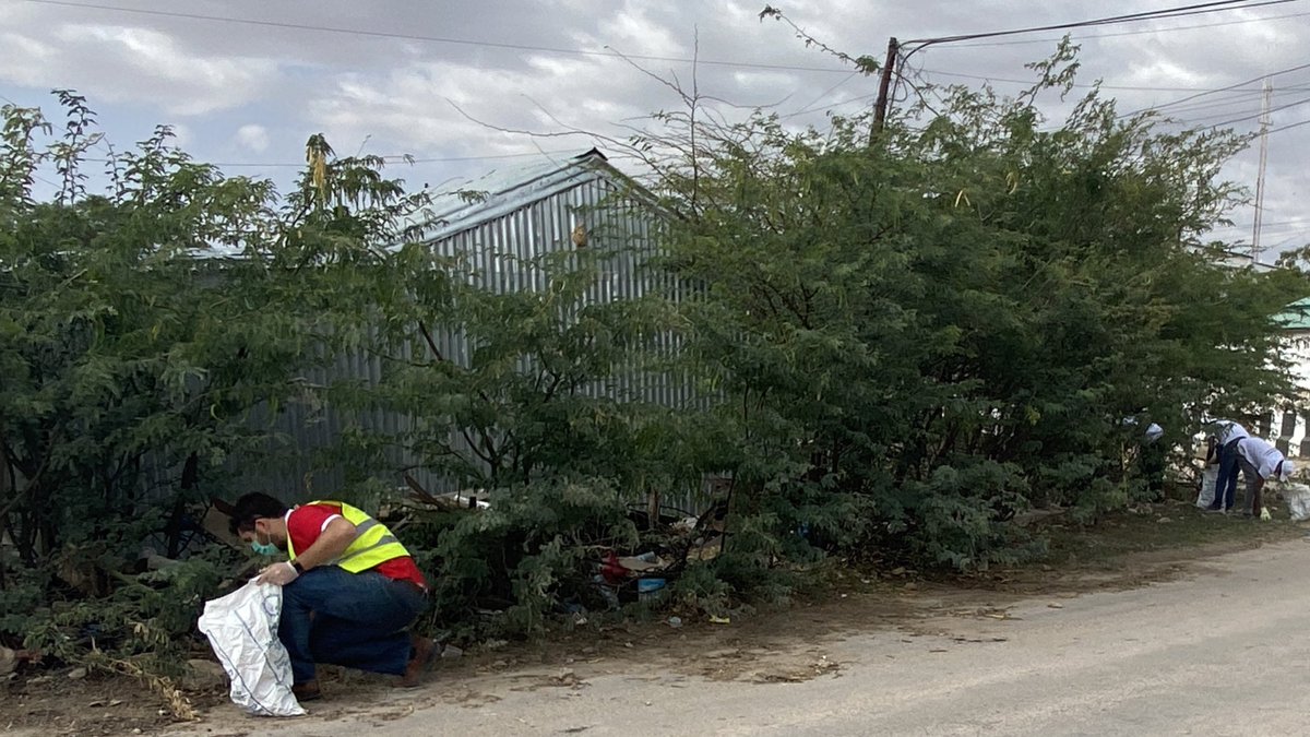StuartBrownFCDO's tweet photo. Great to join friends from @AmbHotelHGA in cleaning up the streets of Masalaha District earlier, as part of city wide campaign driven by Mayor @AbdikarimMoge and the new Local Council! #CleanHargeisa #NadiifiHargeysa https://t.co/e9sFi0DpU7