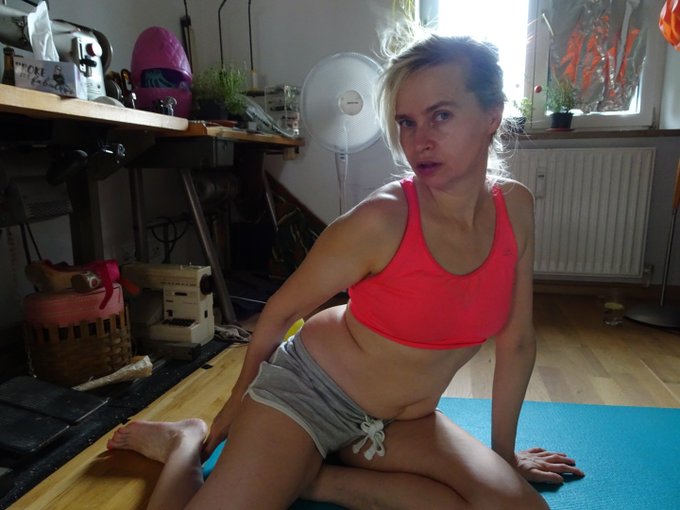 After yogs face. Barefoot in my hot appartment. #yogagirl #barefoot #bodypositivitymovement #bestager