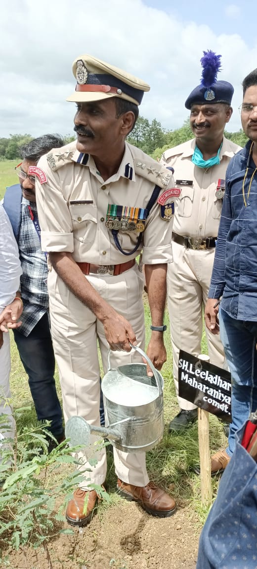 ctccrpfmudkhed's tweet photo. #CRPFGreenBootPrints
#CAPFEcoWarriors
#CAPFGreenWarriors
#PrakritikePehredar
#SaveNatureSaveFuture
#Forest4Future
210 SAPLINGS PLANTED BY OFFICERS, SOs, ORs AND TRAINEES OF CTC-3 MUDKHED ON THE OCCASION OF 83RD RAISING DAY OF CRPF ON 27/07/2021. https://t.co/ppgTMuV3I9