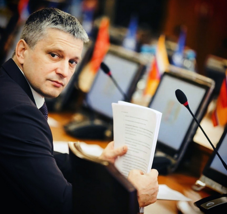 Пять вопросов кандидату Сергею Клюеву.

Сергей Клюев, выдвинутый партией ЛДПР по 91-му “Ивановскому” одномандатному избирательному округу, принял участие в проекте сайта «Слухи и факты» под названием «Пять вопросов кандидату» 1000inf.ru/news/100143/.