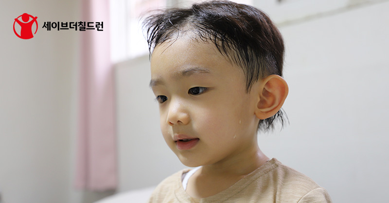 stckorea's tweet photo. “엄청 덥죠… 집에서 집에서 땀이 막 물처럼 흐를 정도.”

숨막히게 뜨겁고 습한 반지하. 곰팡이와 벌레가 가득한 이 곳에 10살 지수와 두 남동생은 낡은 선풍기 한 대로 폭염을 견딥니다. 지수 남매가 여름을 무사히 보낼 수 있도록 냉방용품과 생계비를 지원해 주세요.