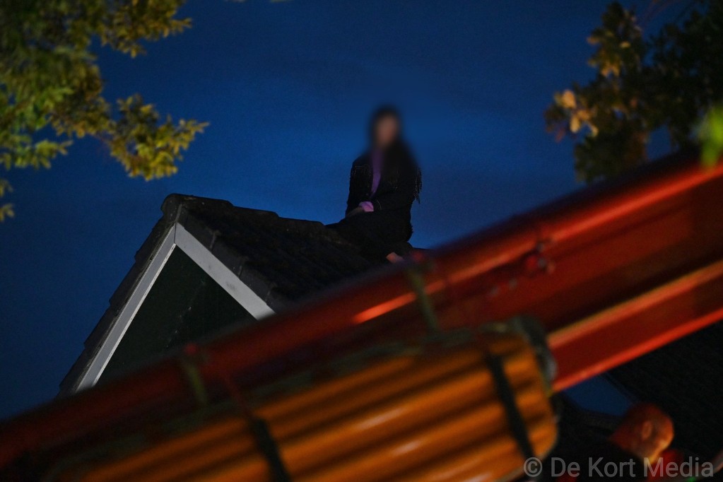TobyDeKort's tweet photo. #Brandweer redt jonge vrouw van dak in #Haaren wilde zonder sleutel via raam naar binnen te komen https://t.co/sMVjGmU3SN https://t.co/1guAcwn6y3