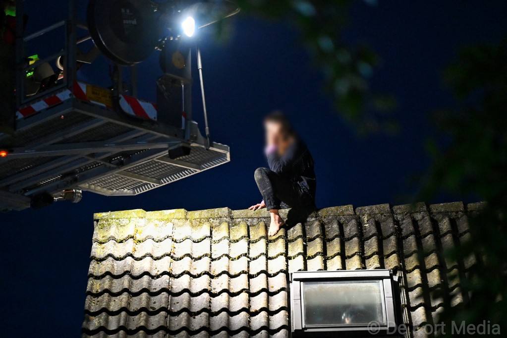 TobyDeKort's tweet photo. #Brandweer redt jonge vrouw van dak in #Haaren wilde zonder sleutel via raam naar binnen te komen https://t.co/sMVjGmU3SN https://t.co/1guAcwn6y3
