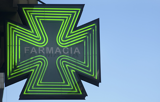 COFMadrid's tweet photo. La vida podría ser más fácil y segura en la pandemia si las autoridades sanitarias hubiesen contado con sus #farmacéuticos desde el inicio. Ciudadanos y #profesionalessanitarios pagan  las consecuencias de esta omisión que, en ocasiones, raya el desprecio. https://t.co/hVVKlmmEEo https://t.co/9MnmwPndX2
