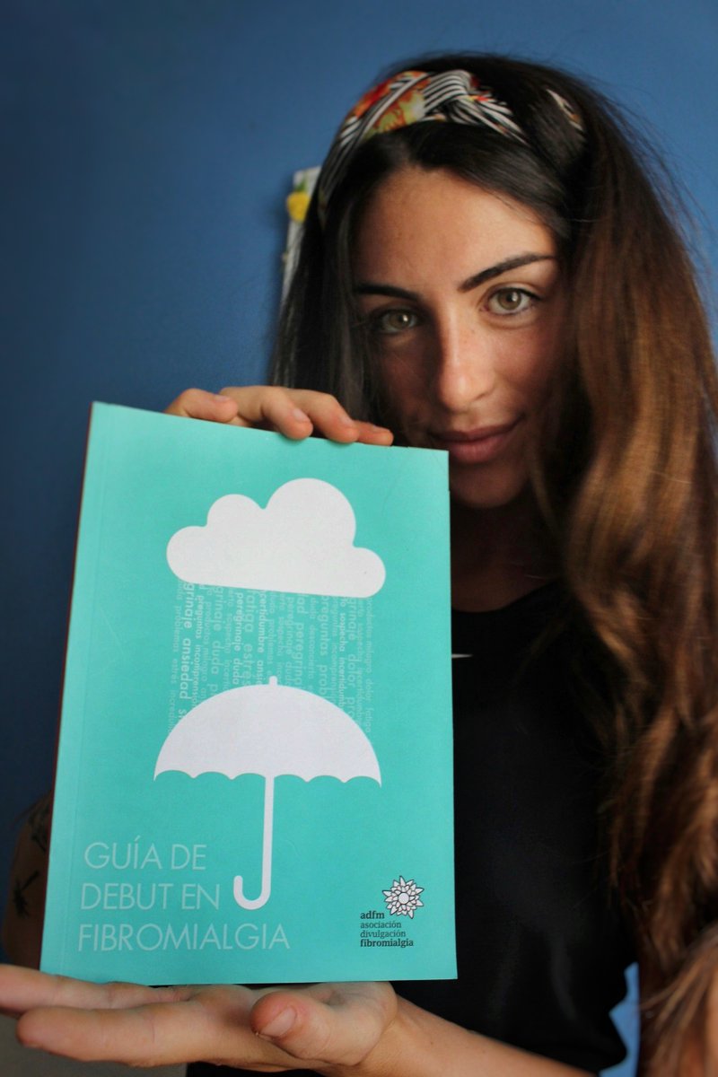 La remera de <a href="/croorioae/">CRO Orio AE</a>, <a href="/sanndrapineiro/">Sandra Piñeiro</a>, autora del libro “Remando en la Oscuridad” que aborda los #TCA - Trastornos de la Conducta Alimentaria – posa con una de nuestras Guías de Debut en #fibromialgia  . #salud #deporte #trastornoalimentario
