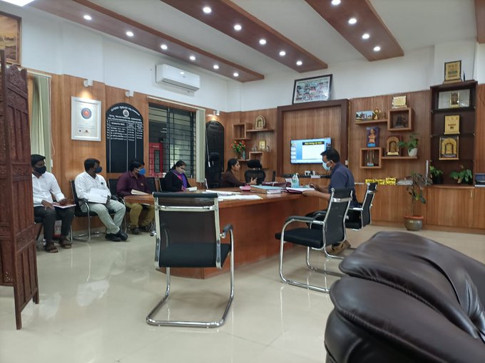 CEORURALZP's tweet photo. ಜೂಮ್ ಮೀಟಿಂಗ್ ಮೂಲಕ jjm ಮತ್ತು sbm-g ಯೋಜನೆಗಳ ಜಿಲ್ಲಾ ಮಟ್ಟದ ಕಾರ್ಯಕ್ರಮವನ್ನು ಮುಖ್ಯ ಕಾರ್ಯನಿರ್ವಾಹಕ ಅಧಿಕಾರಿಗಳ ಉದ್ಘಾಟಿಸಿದರು. ಕಾರ್ಯಗಾರದಲ್ಲಿ ಯೋಜನೆಗಳ,ಉದ್ದೇಶ,ಅನುಷ್ಟಾನದ ಕುರಿತು CEO ಸರ್ ತಿಳಿಸಿದರು. ಸಭೆಯಲ್ಲಿ ಕಾರ್ಯಪಾಲಕ ಅಭಿಯಂತರರು, ಉಪ ಕಾರ್ಯದರ್ಶಿಗಳು, ಜಿಲ್ಲಾ ವಿವಿಧ ಇಲಾಖೆಗಳ ಅಧಿಕಾರಿಗಳು ಸಮಾಲೋಚಕರು ಇದ್ದರು. https://t.co/egDlCF4WUa