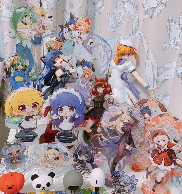 アクスタの台が届いたので早速飾ったら中学生オタクの棚になってしまった😂 