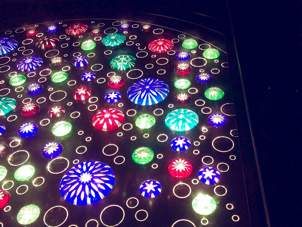 江戸切子協同組合 Rt Tabio Solamachi こちらはスカイツリー 展望デッキまでわずか50秒で運んでくれるシャトルエレベーター 4台それぞれ春夏秋冬の異なるイメージで飾られています こちらは夏 隅田川の空です 江戸切子がキラキラして美しい