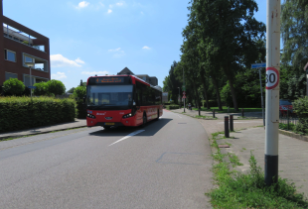 verkeersnet's tweet photo. Een snelheidsverlaging van 50 naar 30 kilometer per uur kan voor bussen nadelige gevolgen hebben, zoals een langere reistijd. Die nadelen zijn echter goed op te vangen, wijst onderzoek van Goudappel en de gemeente Gouda uit. 

https://t.co/ek2SdP7WAW https://t.co/XuBXUu76yD