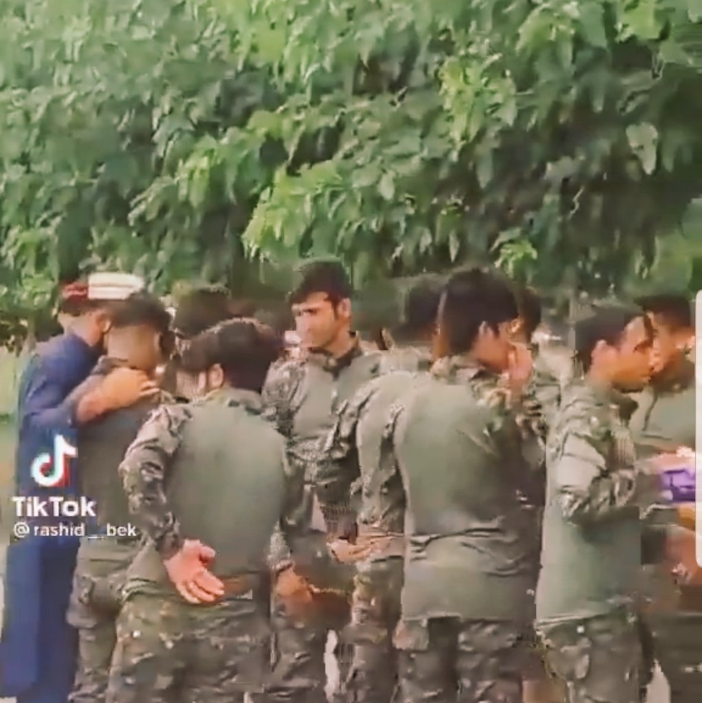 TCK Md.264(1) Bir rütbe veya kamu görevinin veya mesleğin, resmi elbisesini yetkisi olmaksızın alenen ve başkalarını yanıltacak şekilde giyen veya hakkı olmayan nişan veya madalyaları takan kimseye üç aydan bir yıla kadar hapis cezası verilir.