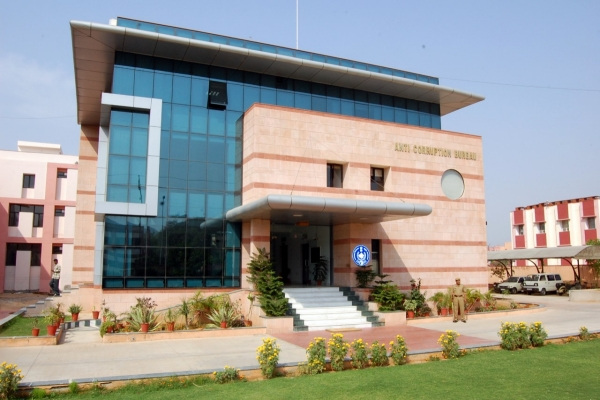 thefirstindia's tweet photo. #Barmer: ACB arrests 3 in Kalyanpur of Barmer for taking bribe of Rs 2O L in lieu of granting more marks in RAS interview. Principal, broker, and briber-giver arrested
#ACB #ACBTrap #RAS #RASInterview #Bribe #Rajasthan https://t.co/aGGERV1MLe