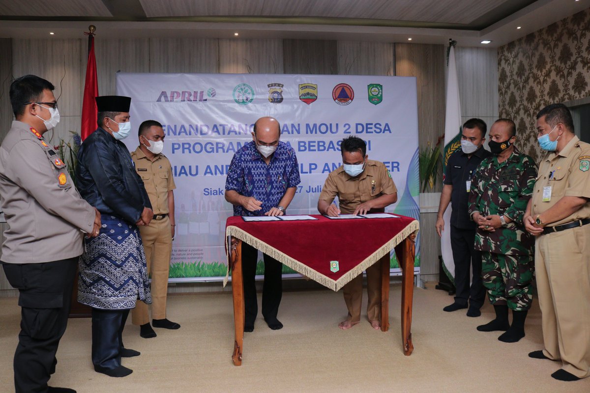 RAPP_Official's tweet photo. Kami kembali meluncurkan Program Desa Bebas Api/ Fire Free Village Program (FFVP) tahun 2021. Sebanyak 17 Desa dari Kabupaten Pelalawan dan Siak berkomitmen dalam program ini. #lifeatAPRIL https://t.co/OzPVUZLswJ