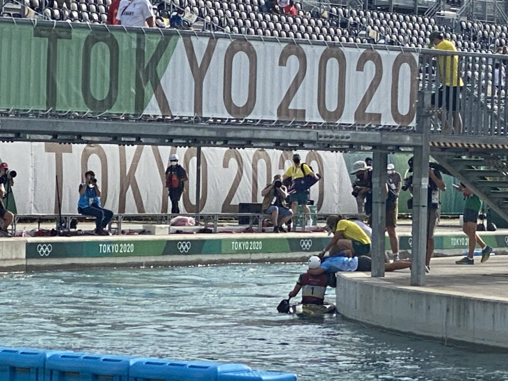 Mel_Mclaughlin's tweet photo. GOLD. Mum/coach and sister/training partner in a group hug and WE ARE ALL CRYING. Deserves this. No words. @jessfoxcanoe congratulations lady-Olympic gold medalist 🇦🇺🥇❤️ https://t.co/rLPA3cFpnu