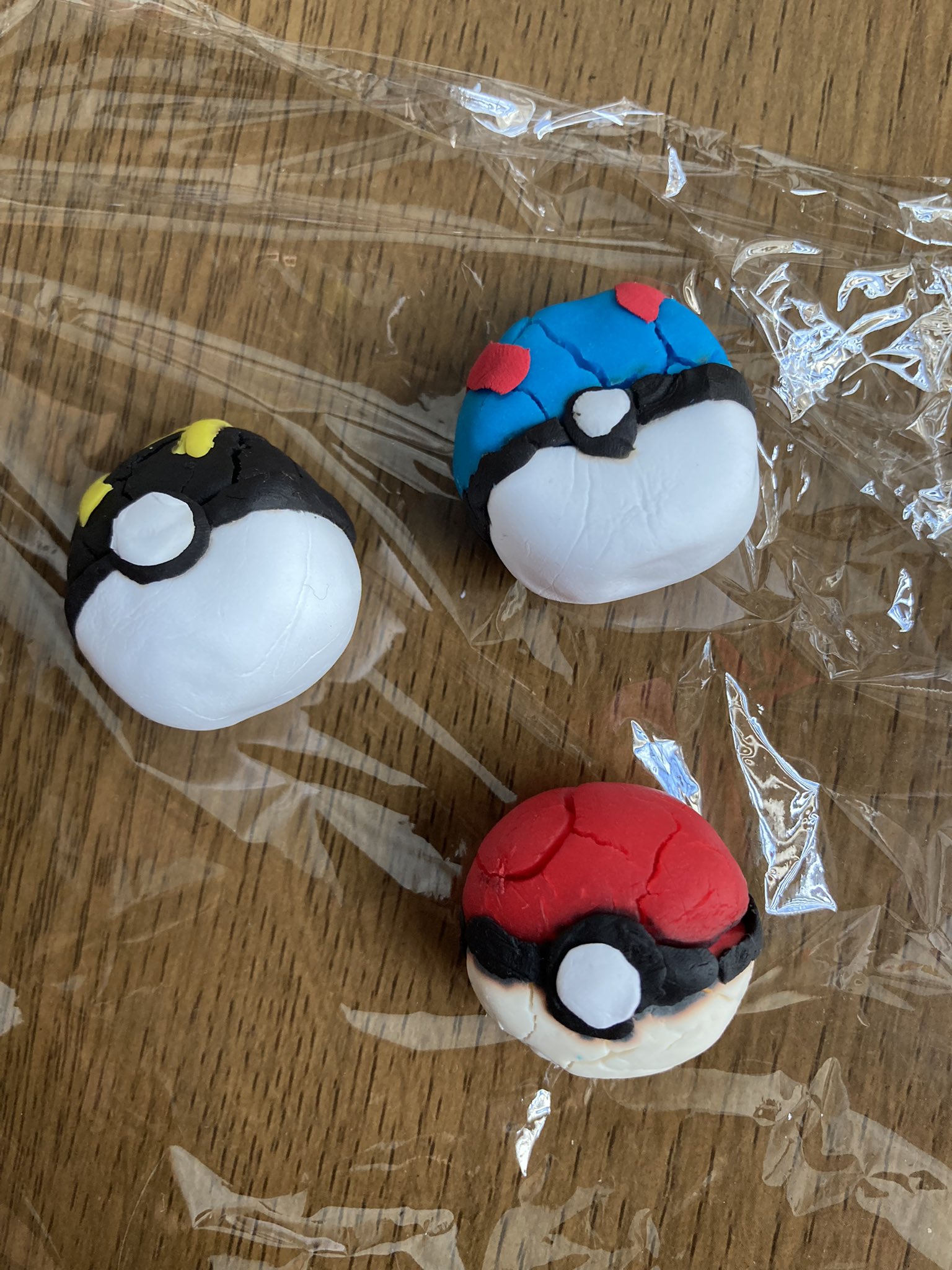Ryota ポケモン 夏休みの工作 昨日のこれ 1枚目 が こんな感じになりました 2枚目 ハッピーセットのおもちゃフル活用 粘土は100均です 3枚目以降 モンスターボール ポケモン 夏休み 工作 T Co 4oco3i2ayc Twitter