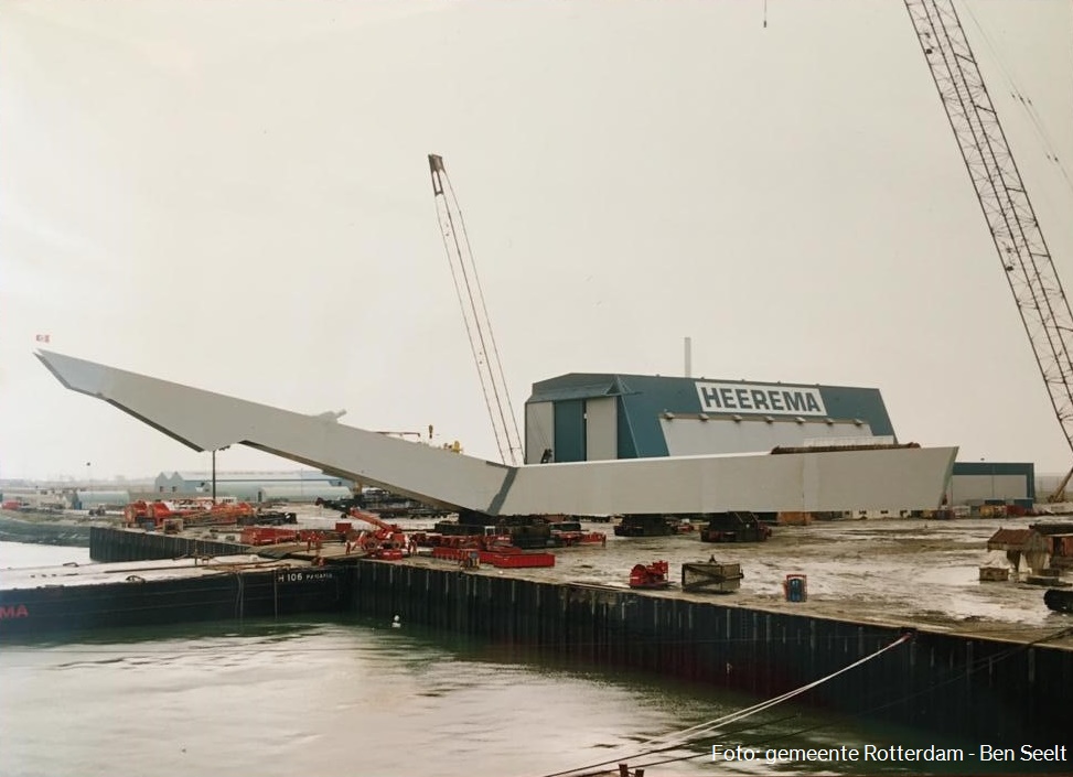 De pyloon van de <a href="/Erasmusbrug010/">@Erasmusbrug010</a> weegt 1.800 ton en de top is 139 meter boven NAP. De #Zwaan is niet meer weg te denken uit @Rotterdam. Dit jaar #Erasmusbrug25jaar. Op de foto de pyloon die in Vlissingen werd gemaakt. Meer info:bit.ly/3pNNMdZ