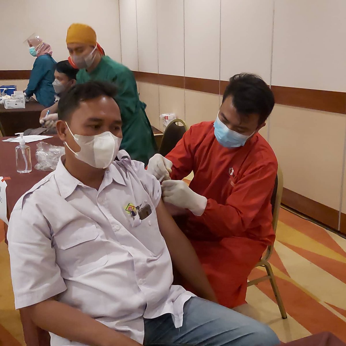 pmicilegon's tweet photo. Bantu menyukseskan program vaksinasi Covid19. @pmicilegon tugaskan tim medis pada pelaksanaan vaksinasi yang digelar oleh PT. Krakatau Nippon Steel Synergy (28/7/2021)
#PMIKotaCilegon #PMISiapBantu #Vaksinasi #KNSS #Cilegon #InfoCilegon
@palangmerah
@Divisi_PB_PMI @info_cilegon https://t.co/nxumXqjEA2