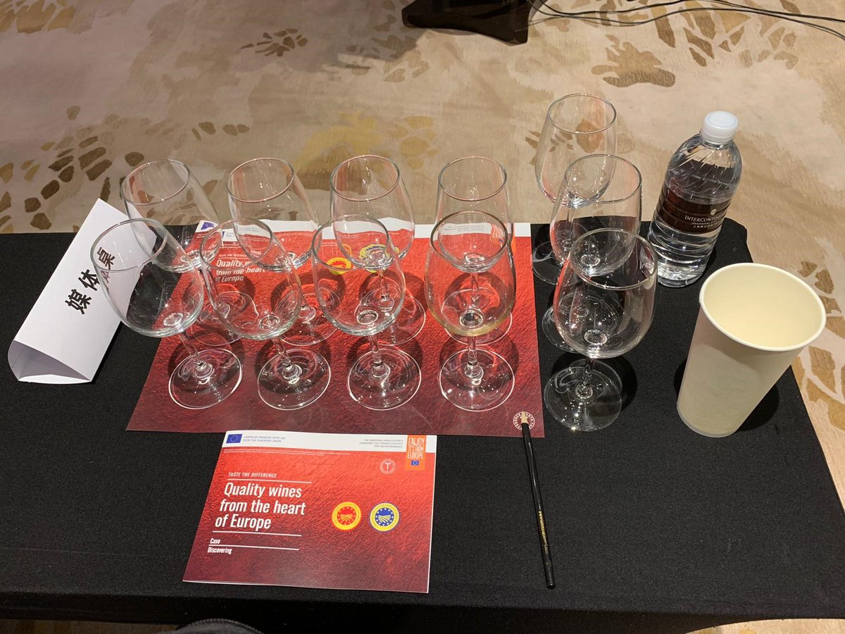 prodeCAT's tweet photo. 🔝El #cava i els #vinscatalans amb DO segueixen la seva promoció a la Xina🚀 

🍷En marxa un nou #TastingDay a Xangai, en el marc del https://t.co/82HWqTMqkP, una masterclass conduïda pel 𝘸𝘪𝘯𝘦 𝘦𝘥𝘶𝘤𝘢𝘵𝘰𝘳 Sam Cheng.

🔗https://t.co/DGAKycK2ed https://t.co/47ve2o9hqL