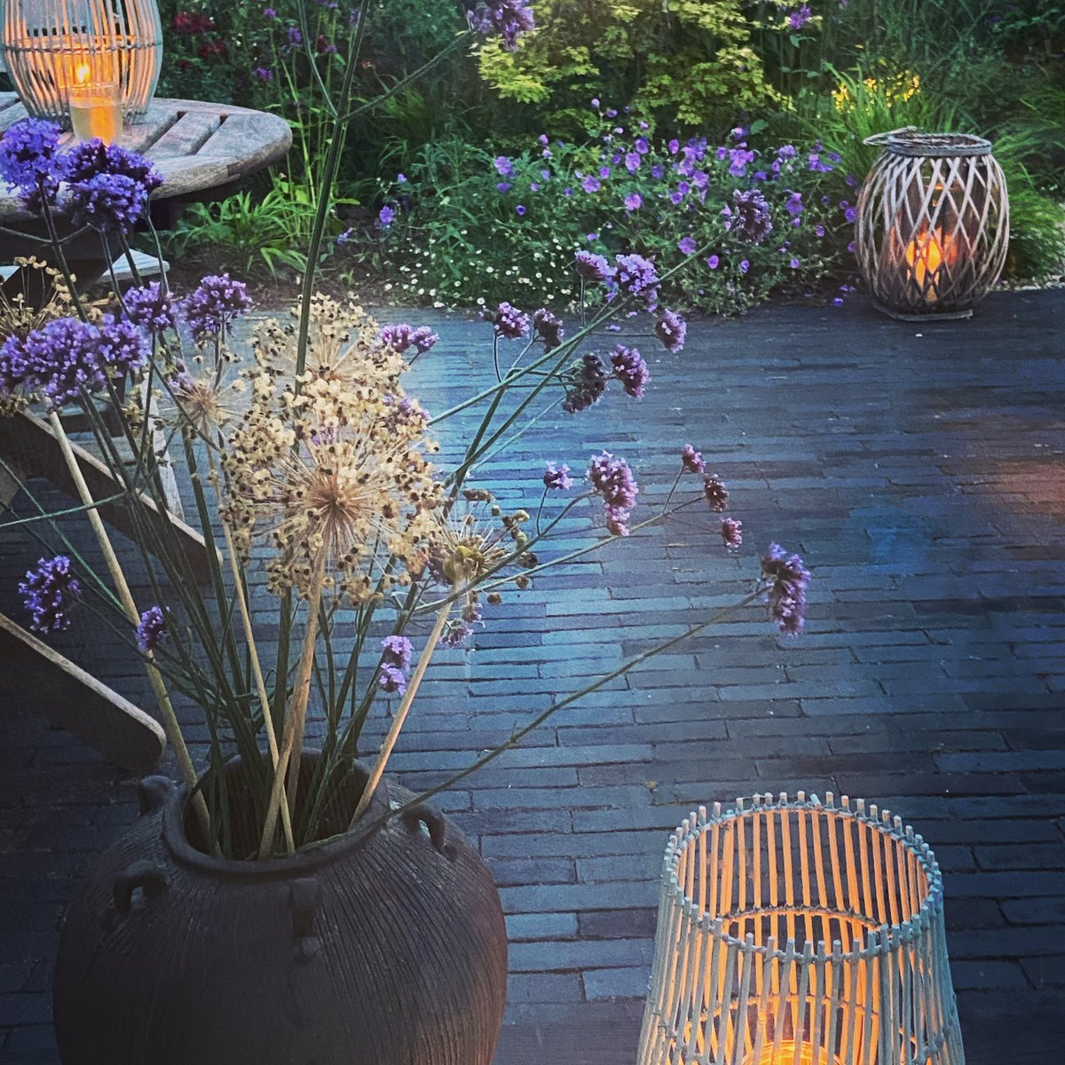 End of the week, end of a very busy month for the team here <a href="/GreenardenD/">GreenArden design</a>  and we are ready for some winding down time. Add little touches and elements to your #garden to turn it into the perfect place to #relax. Paver by <a href="/Vande_Moortel/">Brickworks Vande Moortel</a> 
#gardendesign #gardens #Gardening #flowers