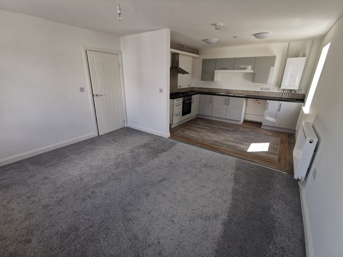 DiamondSell_Let's tweet photo. NEW TO THE MARKET Two newly refurbished 2 bedroom flats in #caerphilly Town centre. Call 02920 888400 to arrange a viewing https://t.co/vvAqxLpRX4