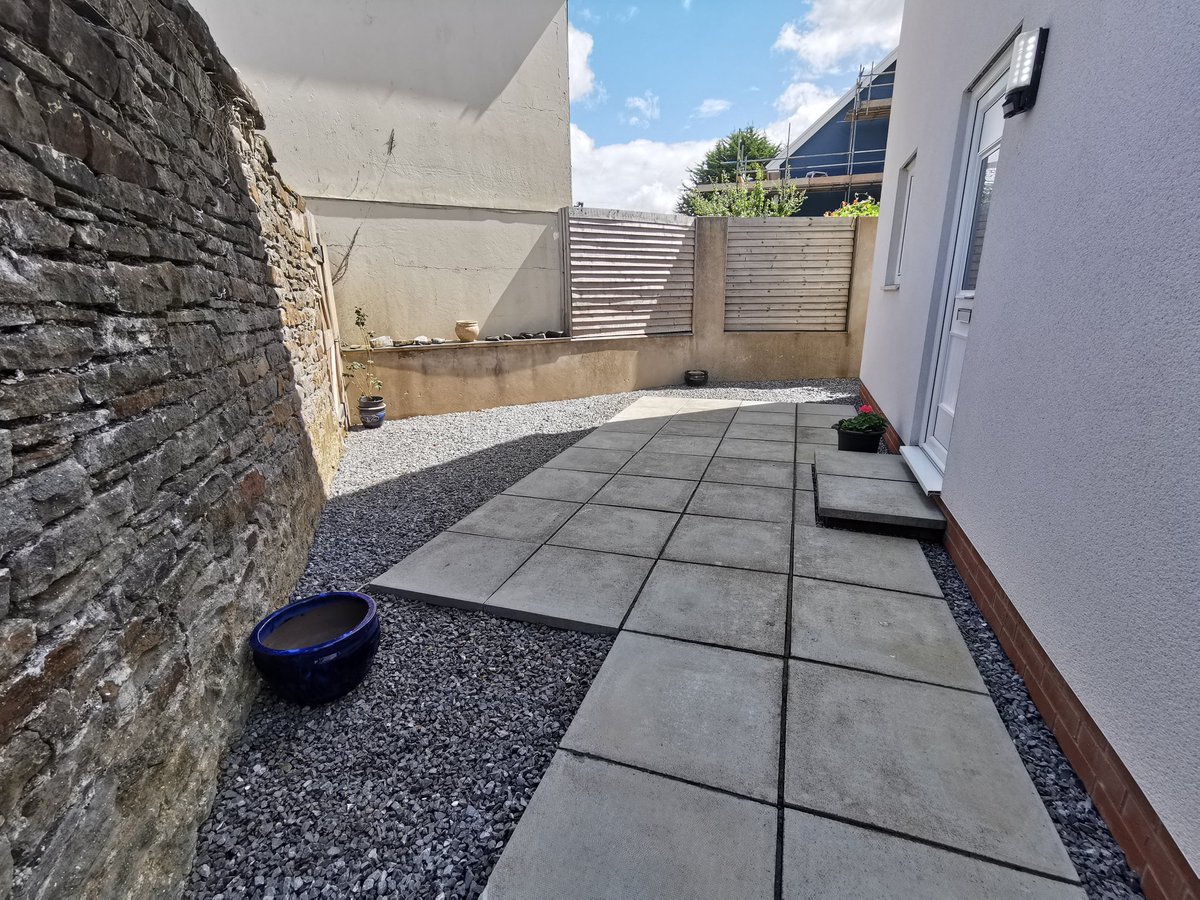 DiamondSell_Let's tweet photo. NEW TO THE MARKET Two newly refurbished 2 bedroom flats in #caerphilly Town centre. Call 02920 888400 to arrange a viewing https://t.co/vvAqxLpRX4