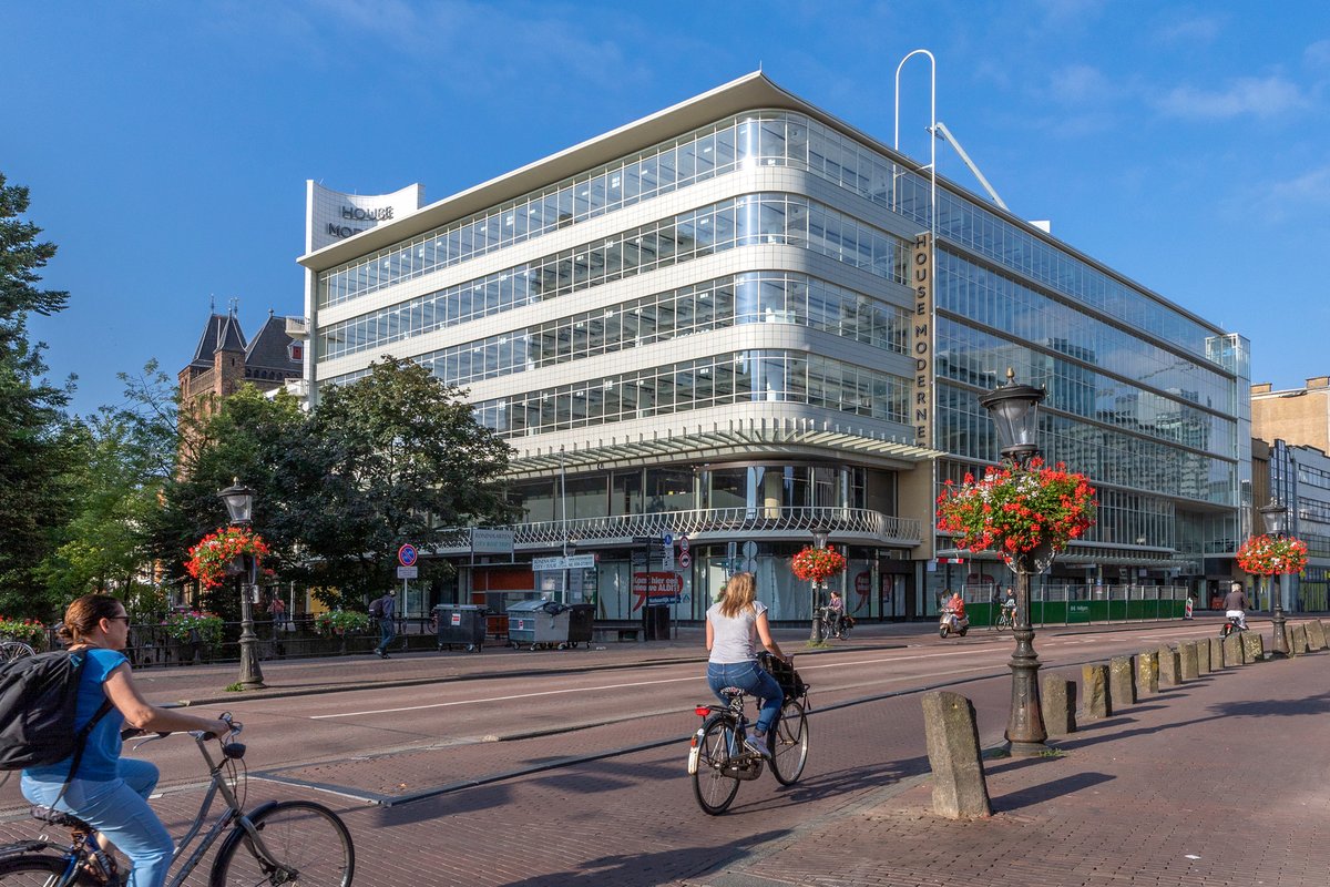 Heilijgers's tweet photo. De transformatie van De Planeet naar House Modernes aan de Oudegracht in Utrecht is in de eindfase. Wij maken ons gereed voor de bouwvak en pakken 23 augustus de draad weer op. Hele fijne zomervakantie! https://t.co/euvA6j21nZ