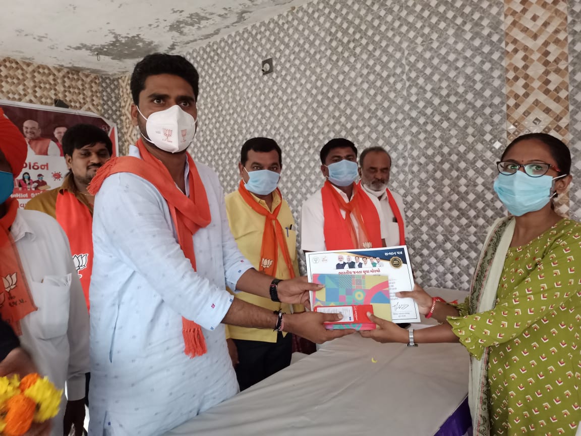 BJP4AhmedabadD's tweet photo. "સેવા એજ સંગઠન" અંતર્ગત અમદાવાદ જીલ્લા યુવા ભાજપ દ્વારા દેત્રોજ તાલુકા નો રામનાથ મહાદેવ મંદિર ખાતે "કોરોના વોરીયર્સ" નો સન્માન કાર્યક્રમ કરવામાં આવ્યો. https://t.co/BBd4aqD9Ij