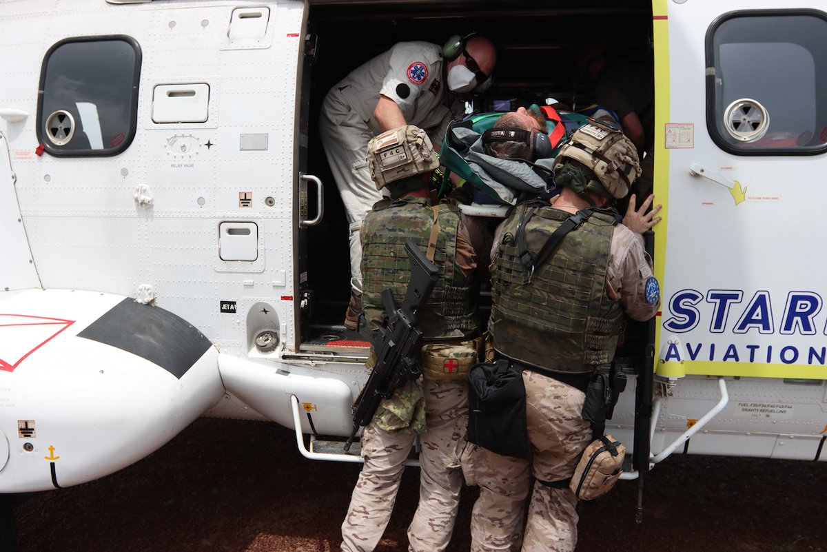 eutmmali1's tweet photo. Medevac exercise at @eutmmali in KTC! A Recce Platoon hits an #IED! Measures: Secure site of attack, first aid on the spot! @Starlightaviation evacuates the WIA with a helicopter to the #Role2 of @Iqarus with intensive care! A real scenario in Mali, but EUTM Mali is well prepared https://t.co/T5PSVj42LO