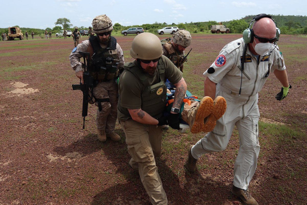 eutmmali1's tweet photo. Ex medevac à @eutmmali au KTC! Un peloton de reconnaissance est touché par un #IED! Mesures d’urgence: Sécuriser le site, prodiguer les premiers soins sur place! Evacuation par hélicoptère vers le #Role2 par @Starlightaviation des WIA et prise en compte des blessés par @Iqarus! https://t.co/guQuUEBAWY