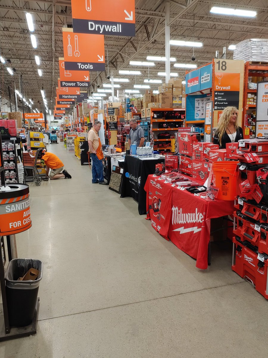 DougLPhillipsJ1's tweet photo. Day 2 of Pro Event, customer service all day and in the free time we do more customer service! @SteveTHD27311 @KathyHD2758 @Tammyha2758 @tllinke @THDShelby https://t.co/1R99cErBt9